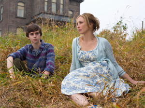 Freddie Highmore and Vera Farmiga in Bates Motel (source: A&amp;E)