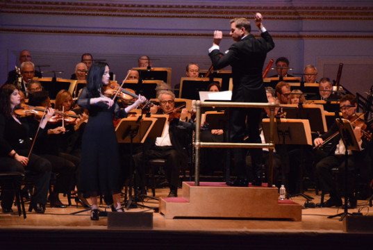 Violinist Cenovia Cummins with Steven Reineke and the NY Pops Orchestra. Photo by Genevieve Rafter Keddy.