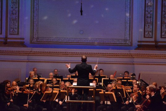 Steven Reineke and the NY Pops Orchestra. Photo by Genevieve Rafter Keddy.
